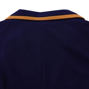 Detail des eleganten Reverskragens in Marineblau mit kontrastierender senfgelber Paspelierung