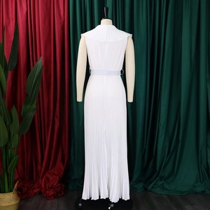 Détails d'une robe longue plissée sans manches blanche avec ceinture élégante et ruchés fins