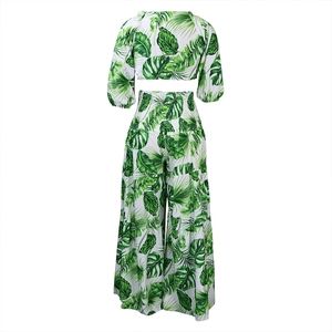 Détail du pantalon large à imprimé tropical taille haute et vue arrière du haut court
