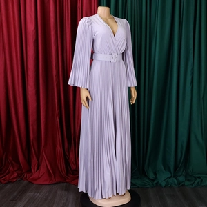Détail de la robe longue plissée lavande avec col en V et boucle de ceinture assortie