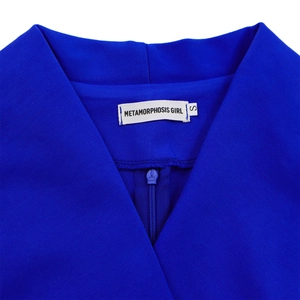 Détail du col d'une robe bleu roi avec étiquette de marque et fermeture éclair cachée