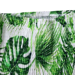 Détail de la taille smockée avec imprimé tropical de feuilles de monstera sur blanc