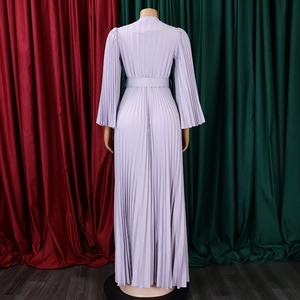 Vue arrière de la robe longue plissée lavande à manches longues avec ceinture assortie
