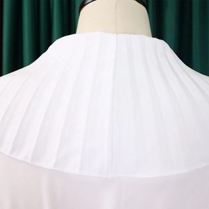 Détail d'un col à volants plissés blancs montrant la texture du tissu en polyester