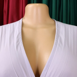 Détail de robe lilas montrant un décolleté en V profond avec coutures fines sur mannequin