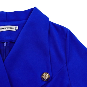 Détail de la robe blazer bleu roi avec bouton doré gaufré et col à revers chic
