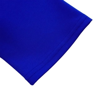 Macro de maille bleu roi montrant le tissage sergé fin et les finitions à double aiguille