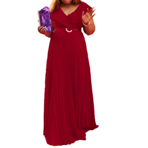 Détail d'une robe maxi plissée bordeaux avec volants en V et ceinture à boucle bijou