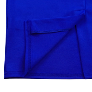 Détail de l'ourlet de la robe bleu roi avec fente arrière et finitions à double surpiqûre