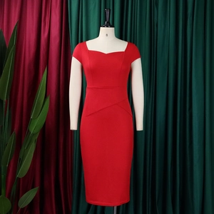 Détail de l'encolure en cœur et de la taille plissée croisée élégante sur cette robe rouge