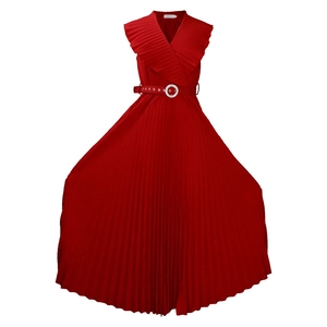 Détail d'une robe longue plissée rouge élégante avec col en V et volants décoratifs