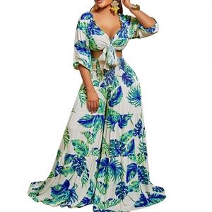 Détail de l'imprimé feuilles tropicales sur l'ensemble haut en V et pantalon large