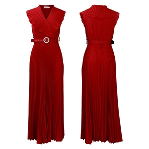 Vue avant et arrière de la robe longue plissée rouge sans manches avec boucle en strass