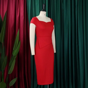 Détail d'une robe crayon rouge à col carré avec superposition asymétrique à la taille