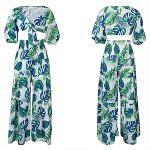 Détail de l'imprimé tropical sur le haut court à nouer col V et le pantalon large