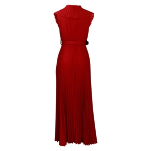 Vue arrière de la robe longue rouge plissée avec col haut, design sans manches et ceinture