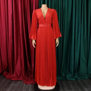Détail du décolleté en V et des plis fins sur cette élégante robe longue rouge à manches