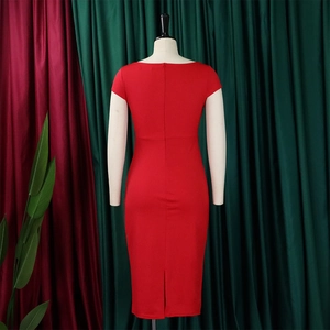 Vue arrière de la robe crayon rouge ajustée à manches courtes avec une fente élégante au dos