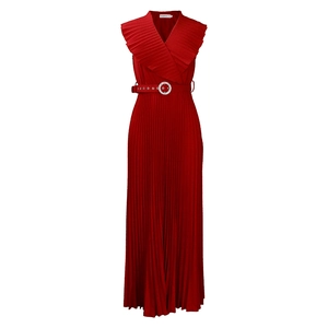 Détail d'une robe longue plissée sans manches avec col à volants et ceinture bijou