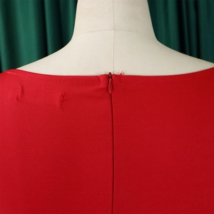 Détail de la fermeture éclair invisible au dos et du col de cette robe rouge