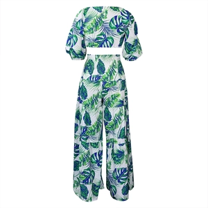 Vue arrière de l'ensemble deux pièces tropical avec manches bouffantes et pantalon large