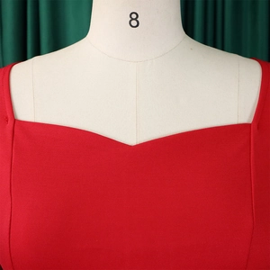 Gros plan sur une robe crayon rouge à manches courtes avec décolleté en cœur élégant