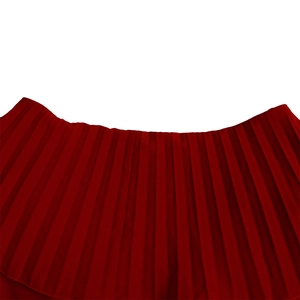 Détail du tissu plissé rouge foncé montrant les plis accordéon et les coutures