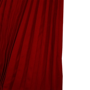 Vue détaillée de la texture du tissu plissé rouge foncé sur une longue robe d'été