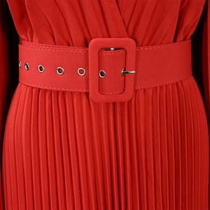 Détail d'une robe rouge plissée avec ceinture large dotée d'oeillets et boucle argent