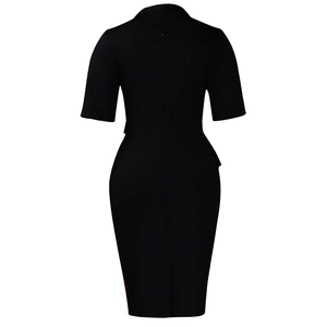 Vue arrière d'une élégante robe midi noire montrant une taille cintrée et une coupe moulante