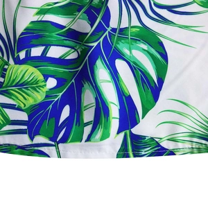 Détail de l'imprimé feuille de palmier tropical avec coutures sur tissu blanc