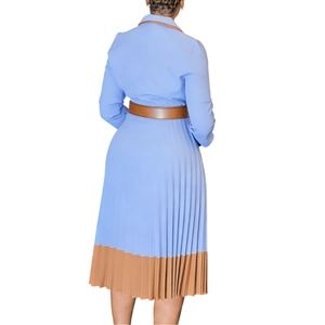Detail eines eleganten himmelblauen Plissee-Kleides mit braunem Saum und breitem Gürtel