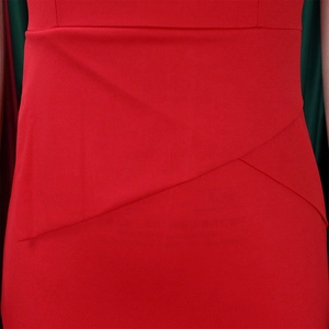 Détail d'une robe crayon rouge avec un design élégant de plis croisés à la taille