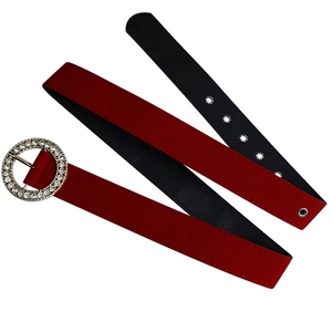 Gros plan d'une ceinture en daim rouge avec boucle ronde ornee de strass brillants de luxe