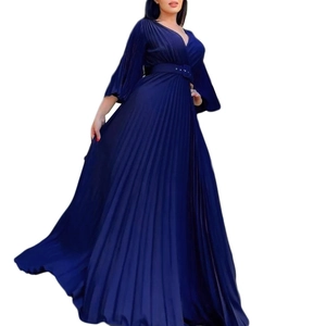 Vue frontale d'une robe longue plissée bleu foncé avec col en V et ceinture assortie