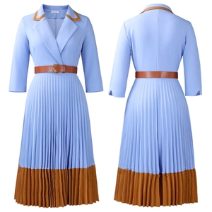 Detail eines eleganten Plisseekleids mit Kontrastrevers und passendem Taillengürtel mit Schnalle