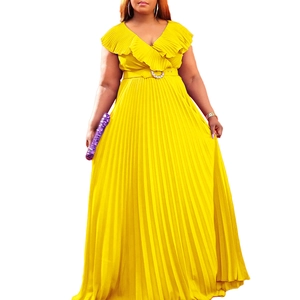 Détail de la robe longue plissée jaune col en V avec boucle de ceinture en strass brillant
