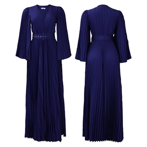 Détail de la robe maxi plissée bleu foncé à col en V avec manches cloche et ceinture à boucle