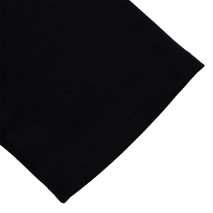Détail de couture à double aiguille sur une robe en maille noire de haute qualité