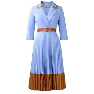 Detail des eleganten V-Ausschnitts mit braunem Besatz und Faltenrock am blauen Kleid
