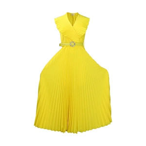 Détail d'une robe maxi plissée jaune avec col en V et ceinture à boucle en strass brillante