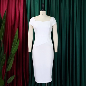 Détail de la robe crayon blanche avec col carré élégant et plis à la taille