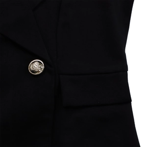 Détail d'un bouton héraldique doré sur une robe noire en tissu tissé texturé