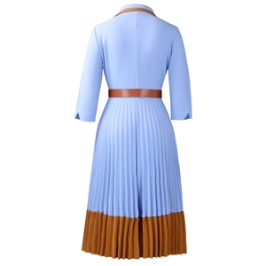 Detail eines eleganten Faltenkleids mit Kontrastsästaum und Gürtel auf weißem Hintergrund