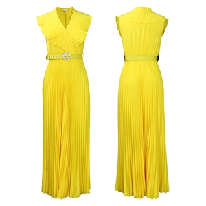 Détail d'une combinaison plissée jaune sans manches avec col en V et ceinture à strass