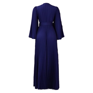 Vue détaillée du dos de la robe plissée bleu marine avec ceinture et manches bouffantes