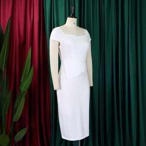 Détail d'une robe midi blanche moulante avec col en cœur et design superposé à la taille