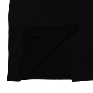 Vue macro détaillée de l'ourlet à double couture et de la fente sur la robe noire