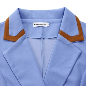 Detail eines hellblauen Blazer-Kragens mit braunem Besatz und Marken-Größenetikett