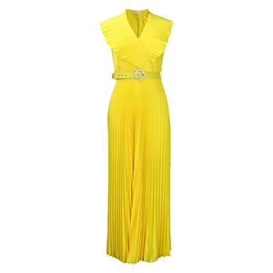 Détail d'une robe longue plissée jaune vif avec boucle en cristal et volants au décolleté